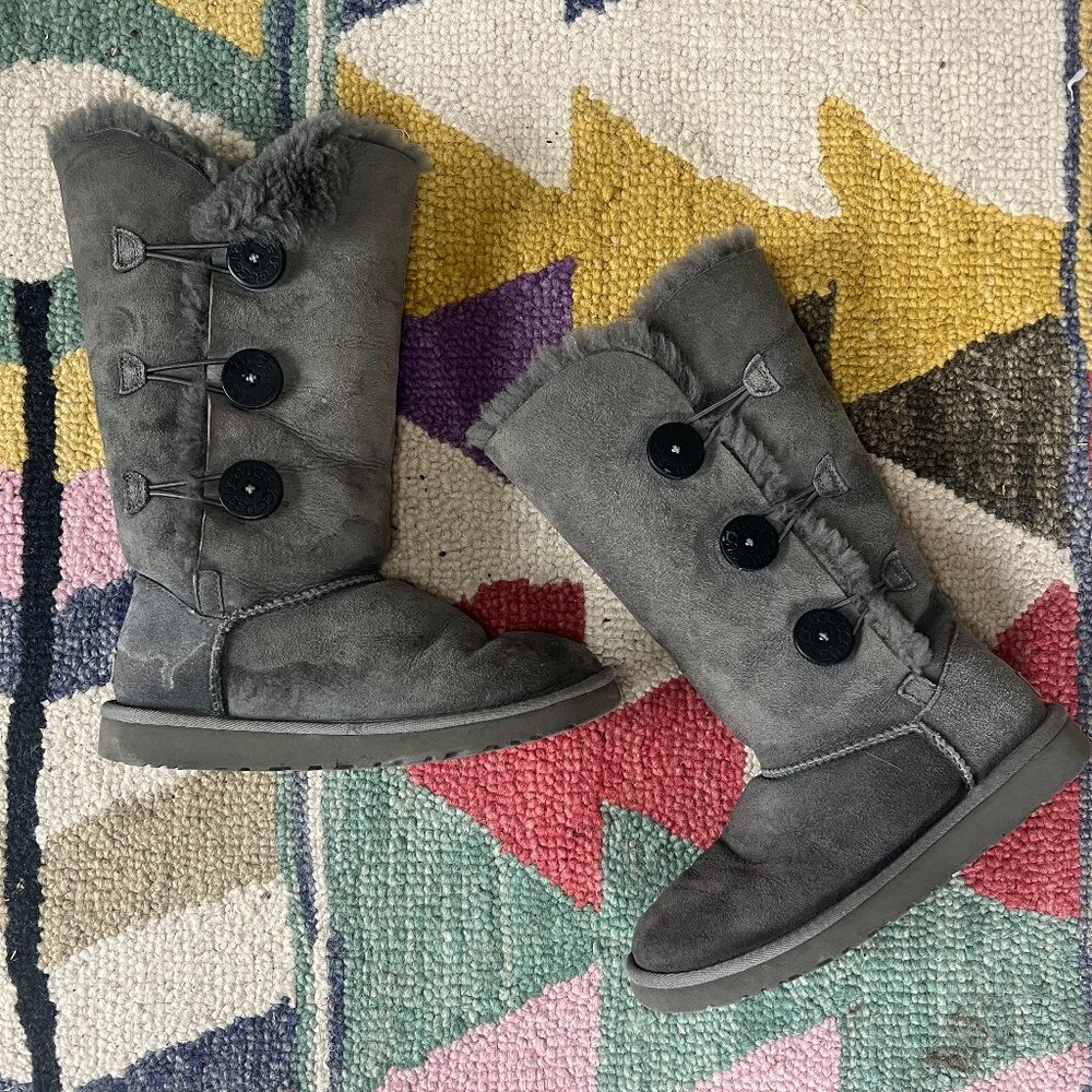 UGG Boots Sz7 -  Bailey Button Triplet II Boot in Grey